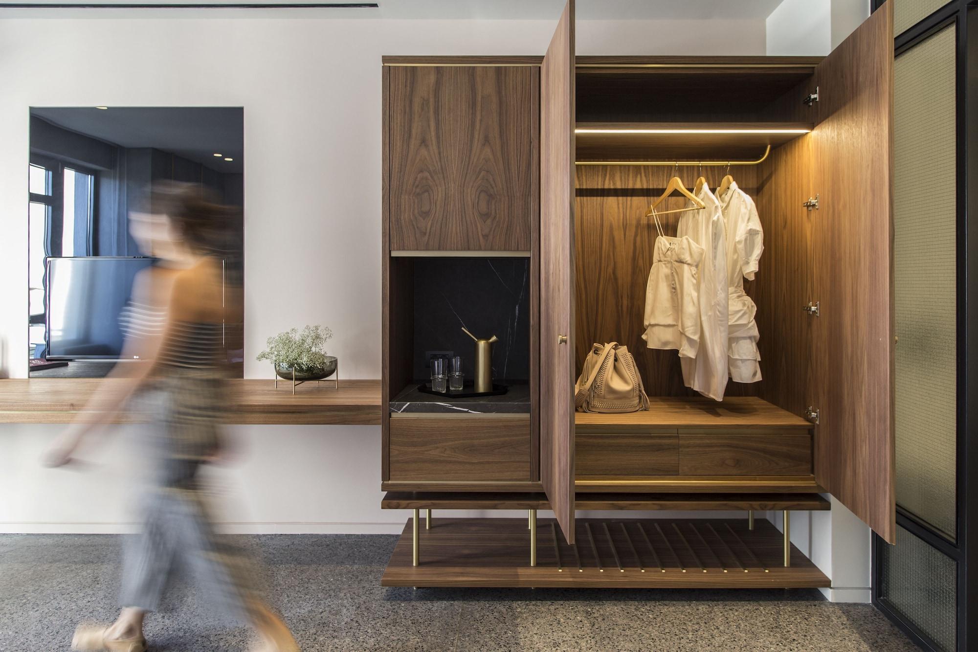 โรงแรมเพเรียนท์ เอเธนส์ ภายนอก รูปภาพ A wardrobe