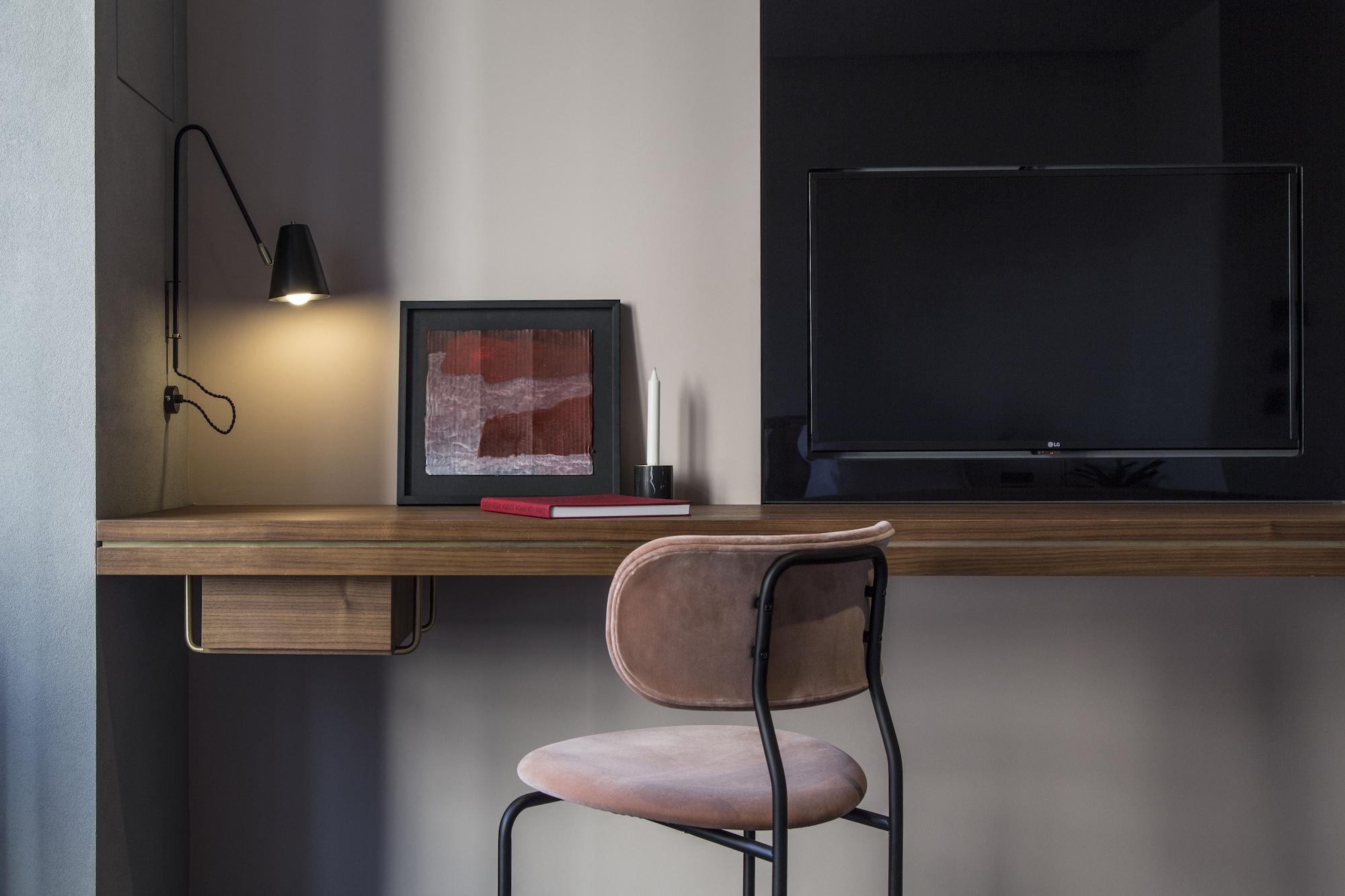 โรงแรมเพเรียนท์ เอเธนส์ ภายนอก รูปภาพ A wall-mounted desk