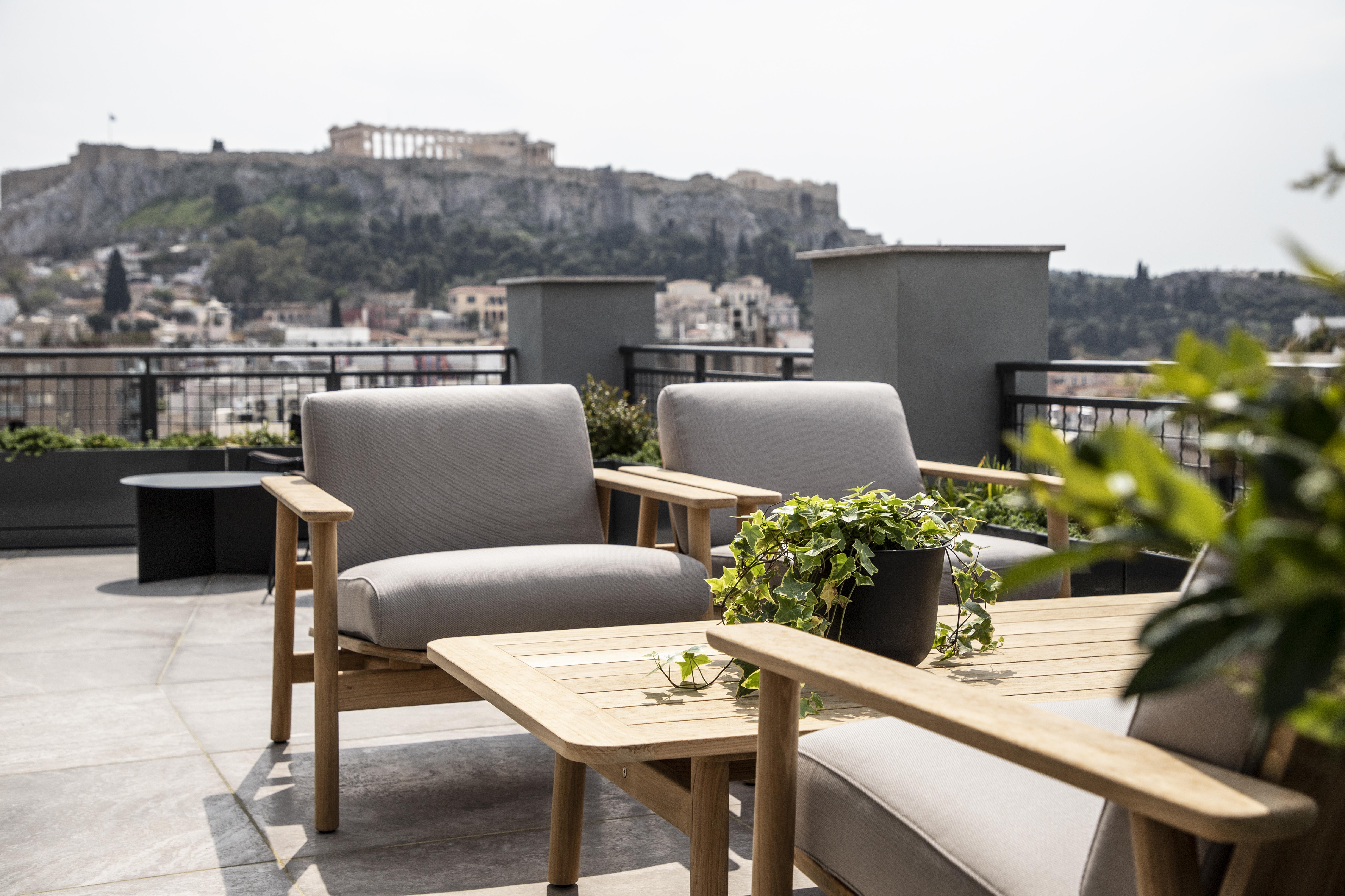 โรงแรมเพเรียนท์ เอเธนส์ ภายนอก รูปภาพ The view from the rooftop