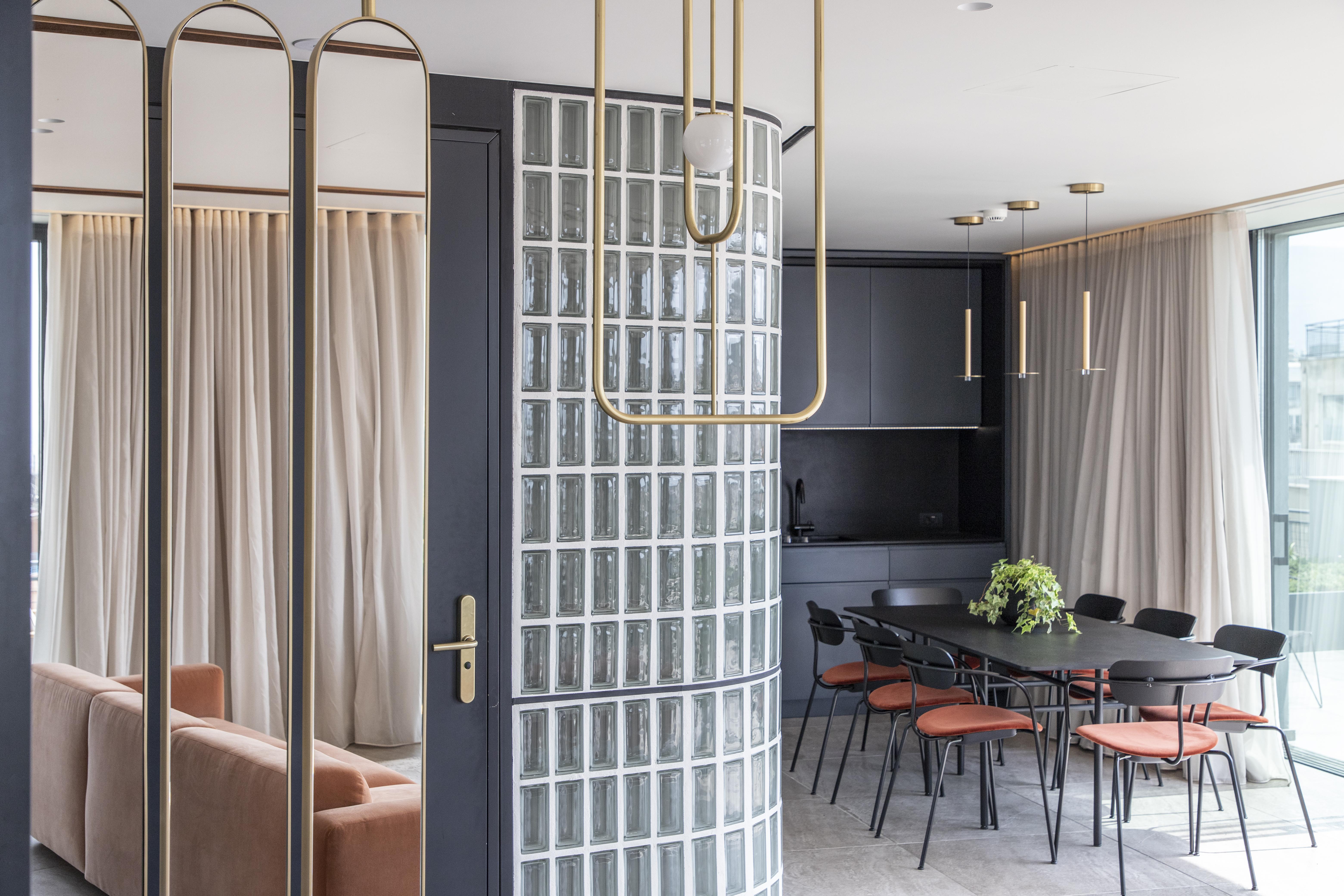 โรงแรมเพเรียนท์ เอเธนส์ ภายนอก รูปภาพ A glass block partition
