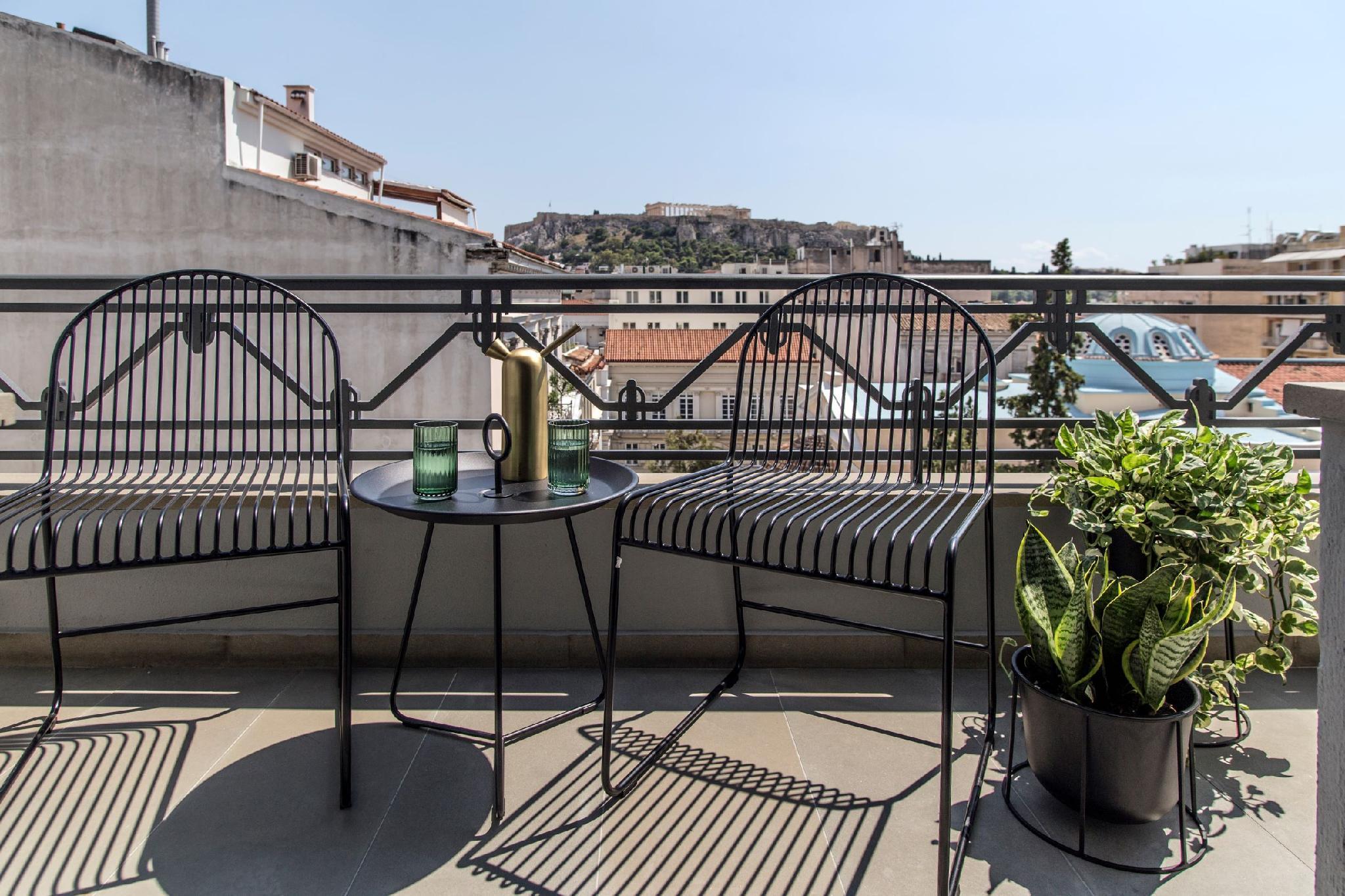 โรงแรมเพเรียนท์ เอเธนส์ ภายนอก รูปภาพ A balcony in Athens, Greece