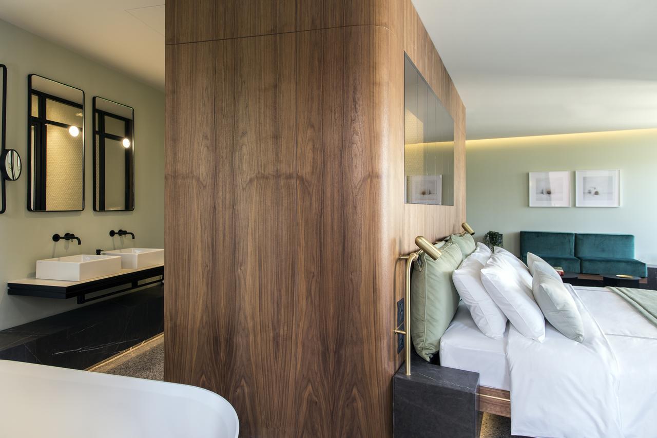 โรงแรมเพเรียนท์ เอเธนส์ ภายนอก รูปภาพ A room at the hotel