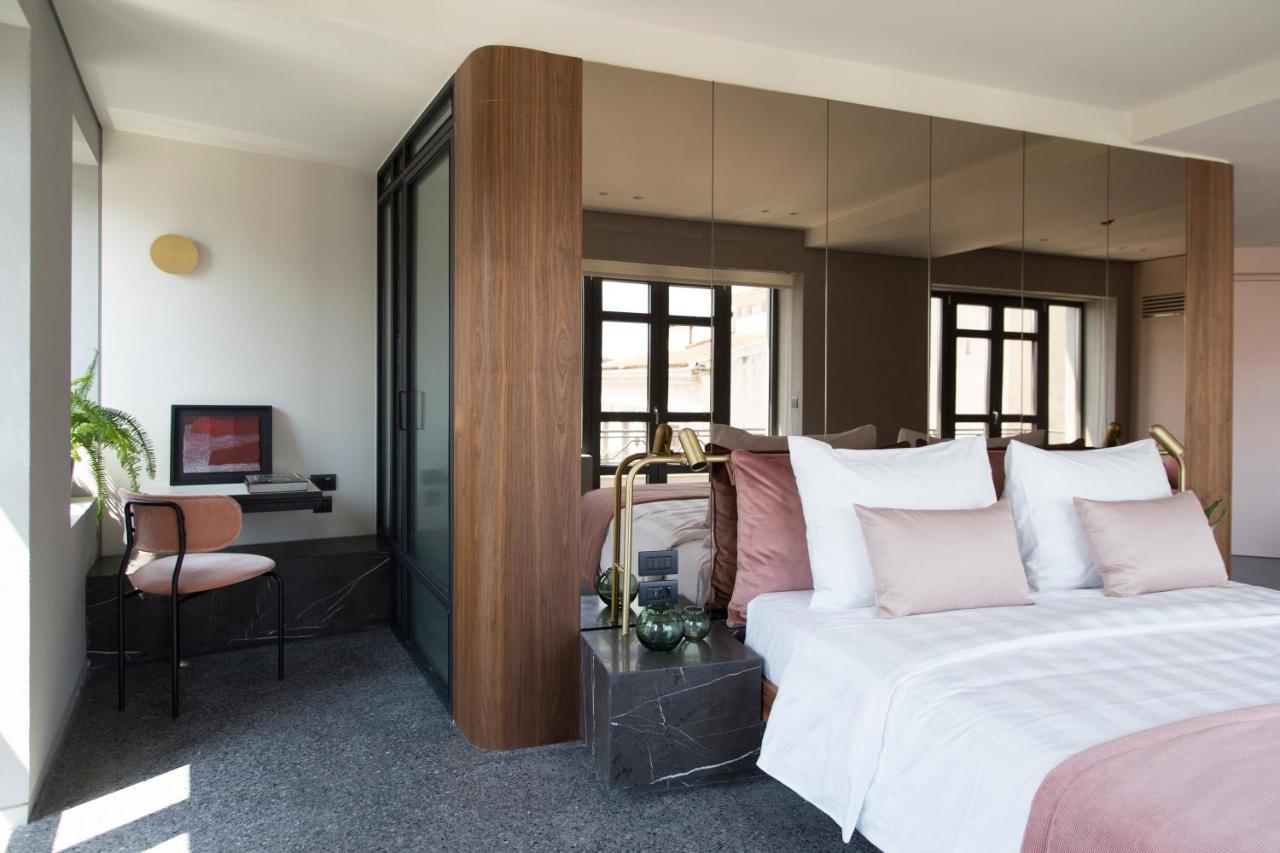 โรงแรมเพเรียนท์ เอเธนส์ ภายนอก รูปภาพ A room at the hotel