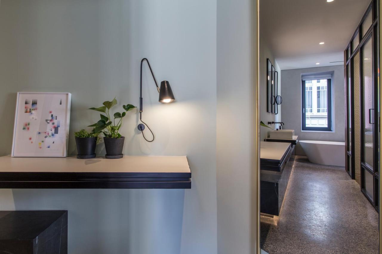 โรงแรมเพเรียนท์ เอเธนส์ ภายนอก รูปภาพ A wall light