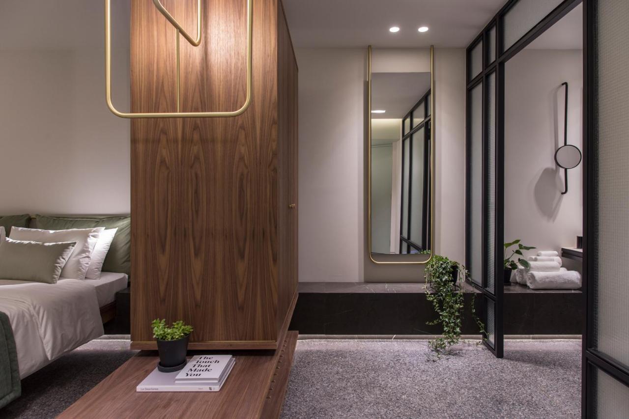 โรงแรมเพเรียนท์ เอเธนส์ ภายนอก รูปภาพ The interior of a bedroom at The Standard East Village