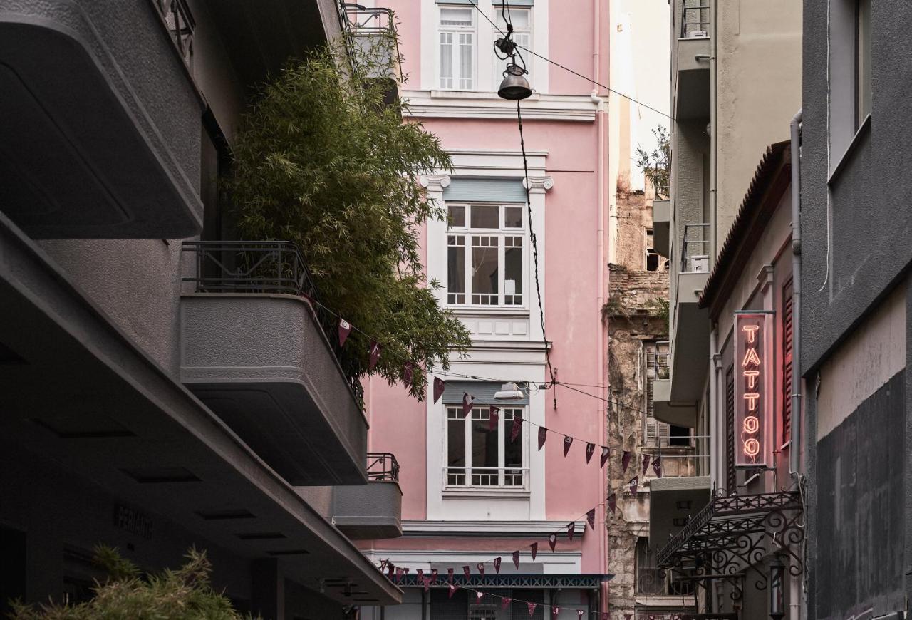 โรงแรมเพเรียนท์ เอเธนส์ ภายนอก รูปภาพ A street in the quarter