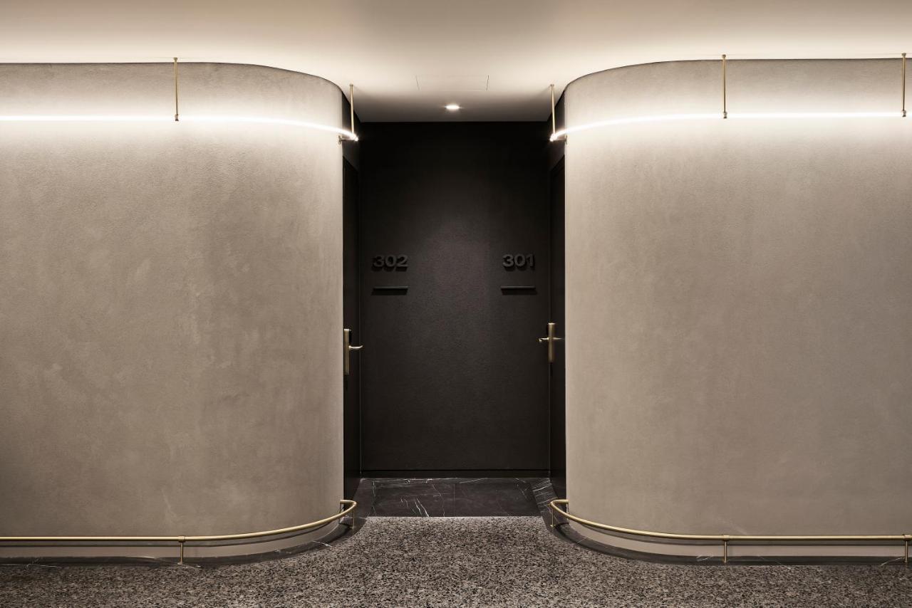 โรงแรมเพเรียนท์ เอเธนส์ ภายนอก รูปภาพ The entrance to the apartment